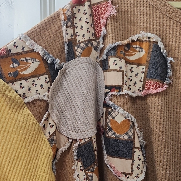 Easel Waffle Knit Top with Patchwork Sleeves - 3XL - Picture 3 of 9